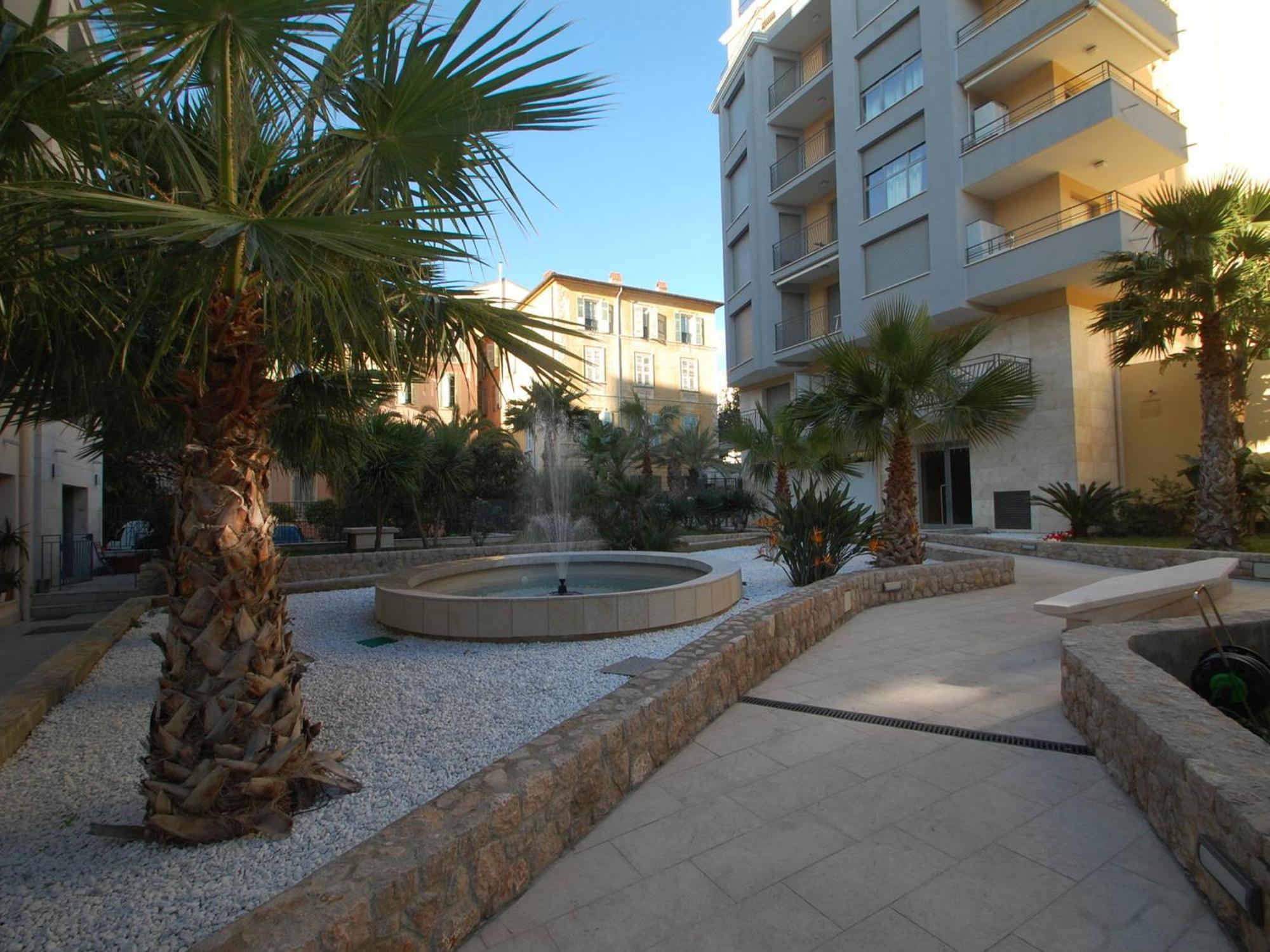 Charmant 2P Moderne Avec Terrasse, Parking Prive, En Plein Centre De Menton, A 2 Pas De La Mer - Fr-1-196-200 Eksteriør billede